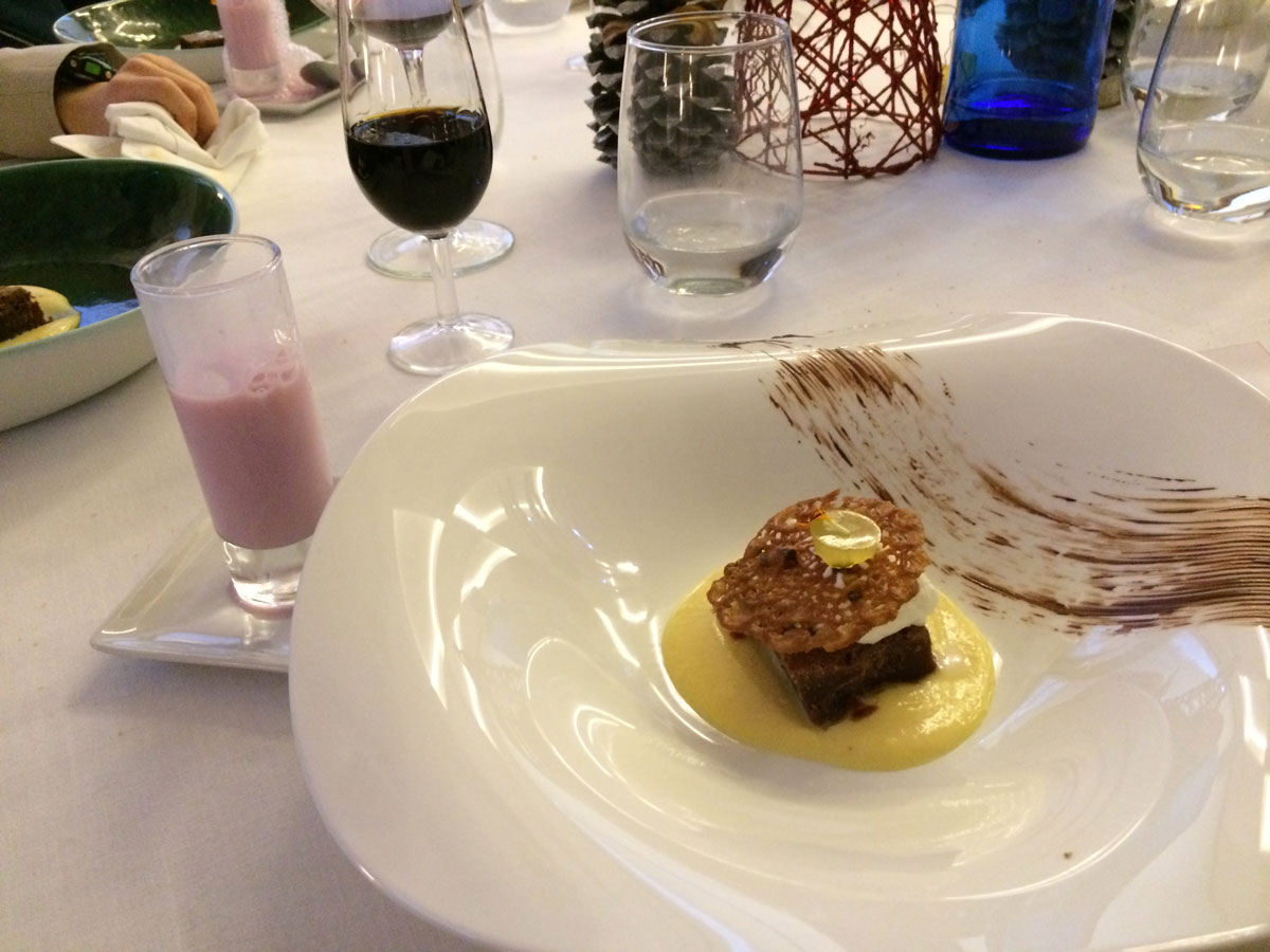 Restaurant o stea Michelin El Batan - Tramacastilla - Ciocolată și cremă de brânză înghețată în gel de ananas  presărate cu cipsuri de migdale