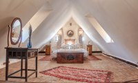 Dominic Attic, Casa Mare, Cloasterf