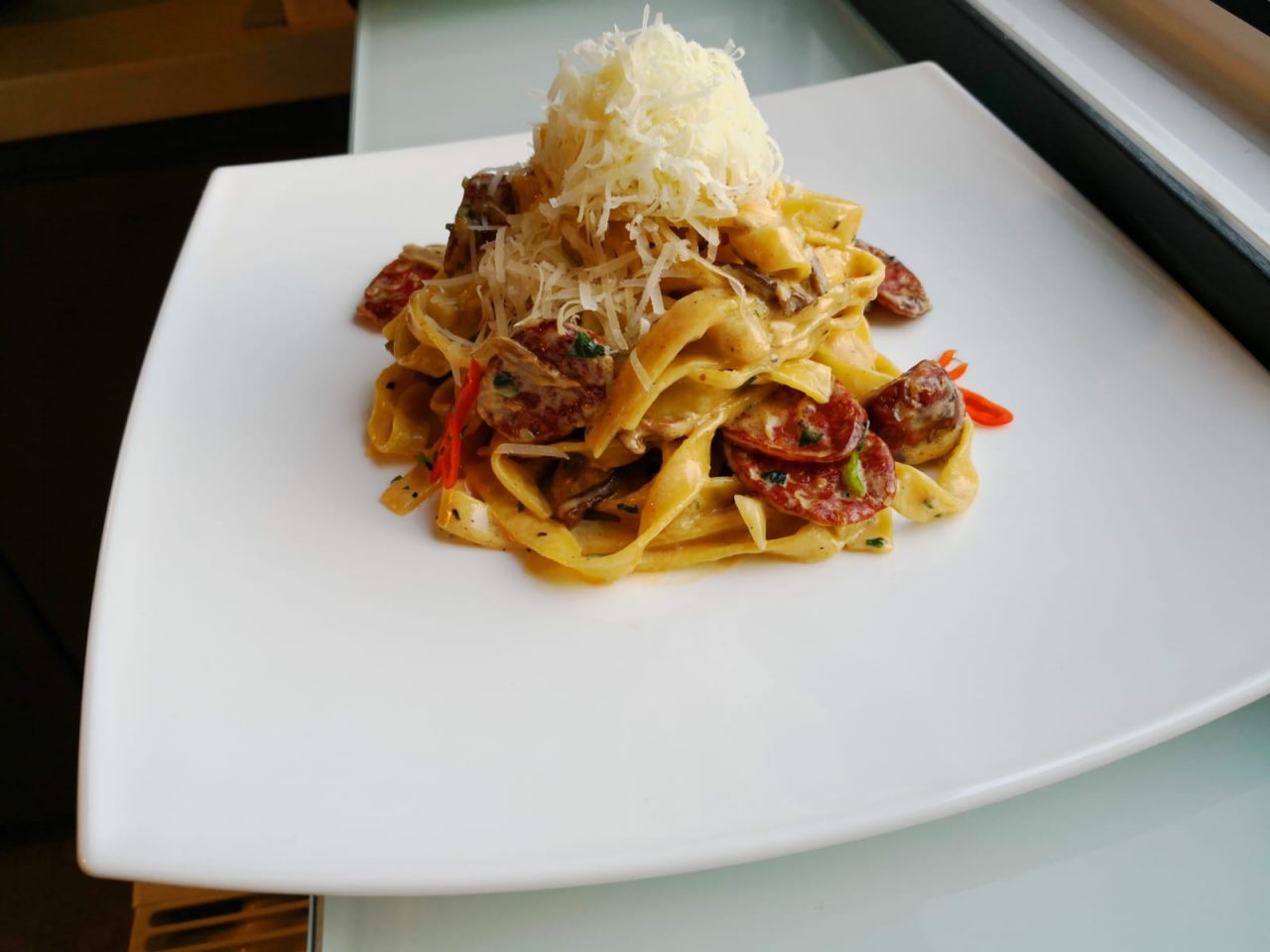Tagliatelle cu chorizo si hribi